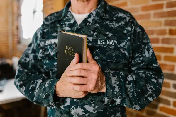 Marynarz US Navy trzyma Biblię. Może to być jego osobista pieśń nad pieśniami interpretacja wiary.