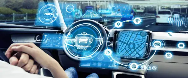 Wnętrze samochodu z zaawansowanym interfejsem pokazującym dane o ruchu, nawigację i status "Autonomous Driving".