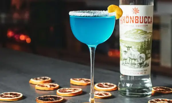 Erfrischender Blue Curacao Cocktail mit Zuckerrand, garniert mit Zitrone. Ein tolles Rezept für den Sommer.