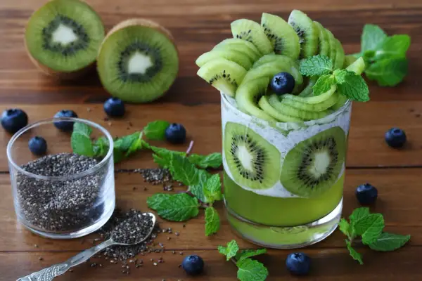 Deser z kiwi i nasion chia. Dlaczego galaretka nie tężeje z kiwi? Enzymy z kiwi mogą to utrudniać.