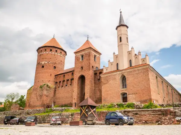 Zamek w Reszlu, urokliwe miasto na Warmii, z charakterystycznymi wieżami i ceglaną architekturą.