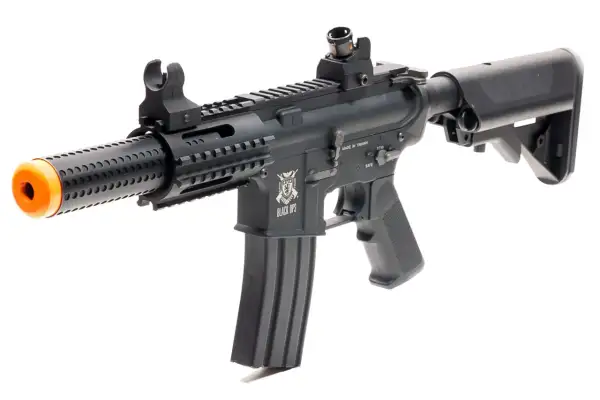 Rifle táctico negro con silenciador y cargador, listo para jugar airsoft.