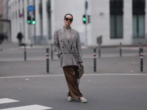 Grauer Oversize-Blazer und braune Satinhose: Perfekt, welche Jacke zu weiten Hosen passt. Modisch und bequem in der Stadt.