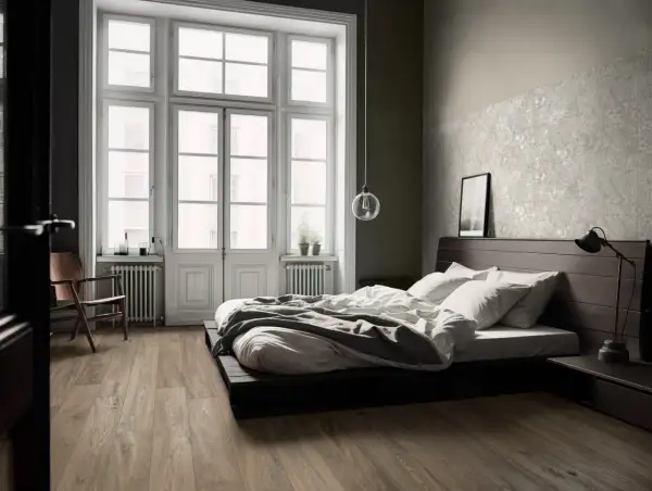 Camera da letto con parquet dai toni caldi, letto basso e pareti con texture floreale.