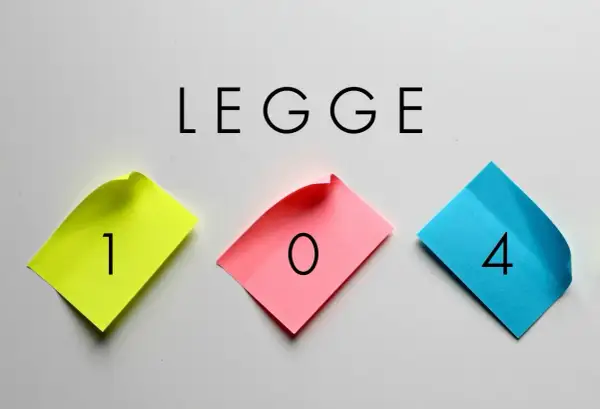 Novità Legge 104: focus sul part-time. Tre post-it colorati con numeri 1, 0, 4 compongono la cifra.