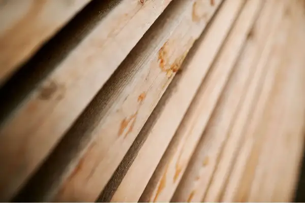 Lignes de bois avivé, aux teintes claires et naturelles, prêtes à être transformées.