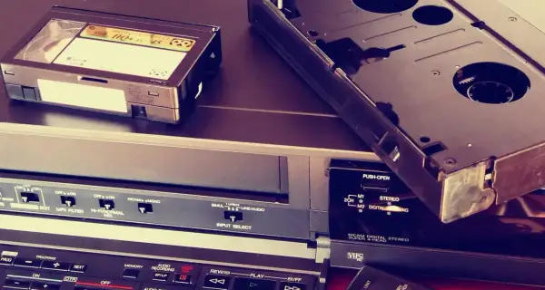 Kaseta VHS i magnetowid, gotowe do użycia jako program do zgrywania starych nagrań.