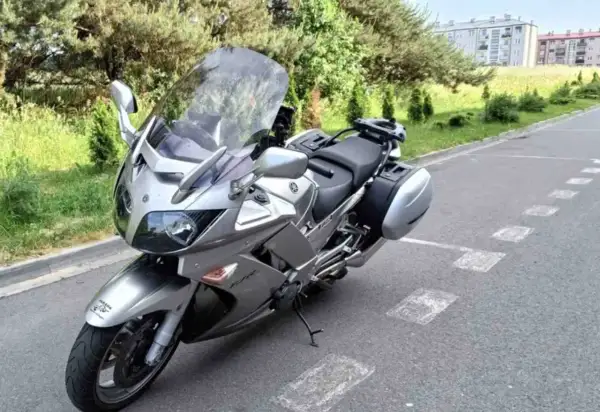 Srebrny motocykl Yamaha FJR z kuframi, gotowy na podróż.
