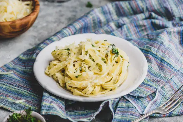 Pyszny makaron z kremowym sosem i parmezanem. Idealna odpowiedź na pytanie: jaka śmietana do makaronu?