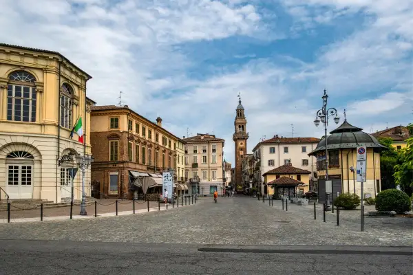 Piazza del Duomo a Casale Monferrato, con la torre dell'orologio e palazzi storici. Ideale per scoprire cose da fare a Casale Monferrato.