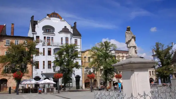Rynek w Bielsku-Białej z pomnikiem i kamienicami. Wspaniałe bielsko-biała atrakcje czekają na odkrycie!