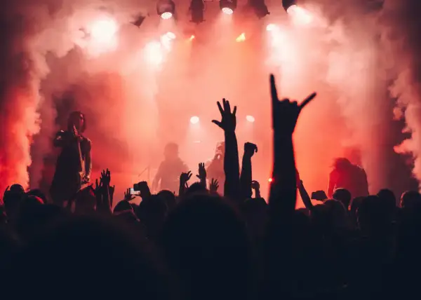 7 szalonych rzeczy, które robią rockowe legendy poza sceną – od backstage'u do nietypowych atrakcji z obsługą MuchBetter