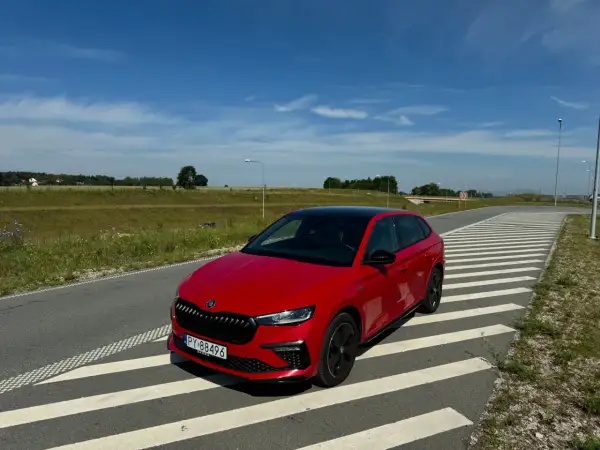 Czerwona Skoda Scala na pasach. Sprawdź atrakcyjną skoda scala cena i wybierz swój wymarzony samochód.