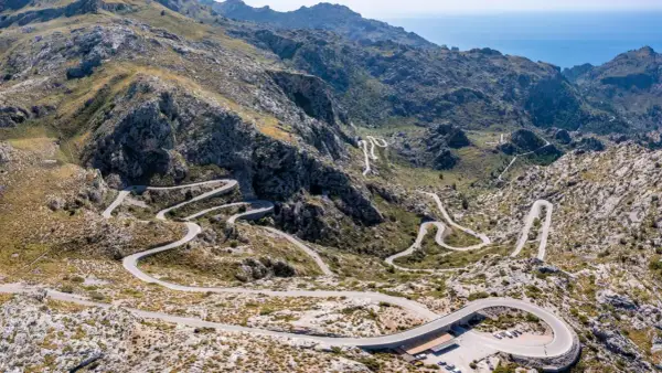 Serpenteante carretera de montaña, considerada la carretera mas peligrosa de España, con innumerables curvas cerradas y vistas espectaculares del mar.