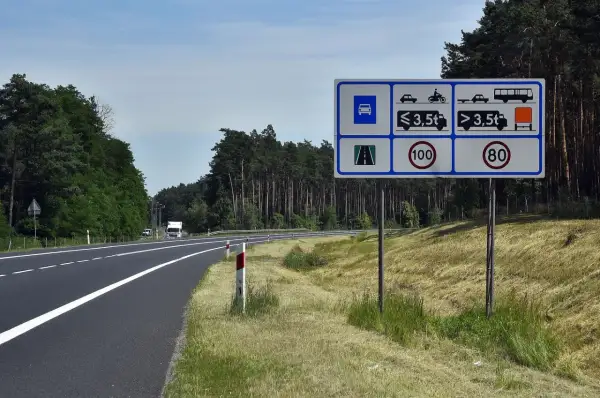 Droga ekspresowa jednojezdniowa z ograniczeniami prędkości 100 km/h dla pojazdów do 3,5t i 80 km/h dla ciężarówek.