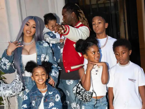 Cardi B z rodziną: mężem, dwójką dzieci i trójką pasierbów.