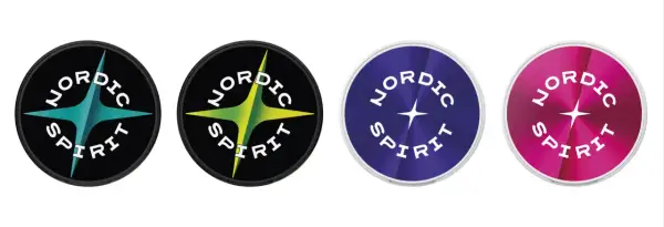 Fyra runda logotyper med texten "NORDIC SPIRIT" och en stjärna. En med svart bakgrund och turkos stjärna, en med svart bakgrund och grön/gul stjärna, en med lila bakgrund och en lila stjärna, samt en med rosa bakgrund och en rosa stjärna.