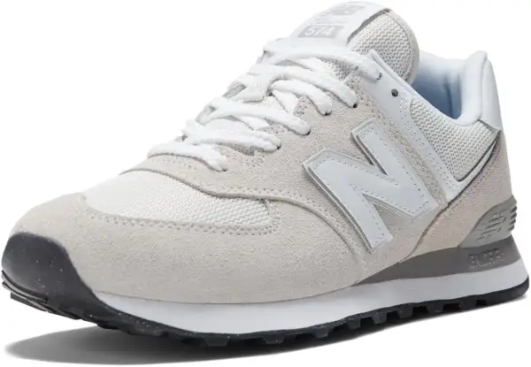 Scarpa da uomo New Balance ML574 in camoscio grigio chiaro e mesh bianco, con lacci bianchi e logo N grigio.