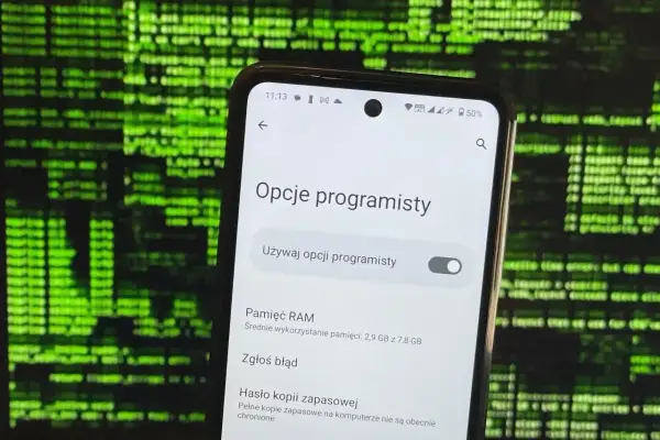 Jak włączyć opcje programisty na telefonie. Widok ekranu z menu "Opcje programisty" i włącznikiem.