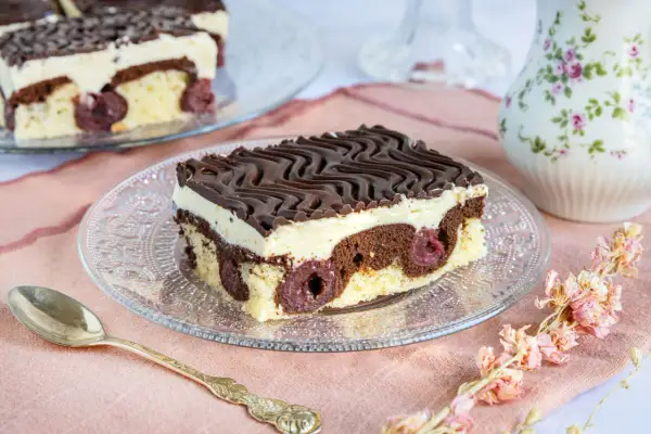 Ein Stück Donauwelle, wie es die Landfrauen lieben: Schokostreusel, Sahne, Kirschen und ein Hauch von Nostalgie.