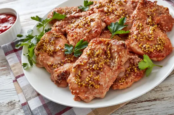 Piersi z kurczaka w marynacie z musztardy i sezamu, gotowe na grilla. Aromatyczna marynata do piersi z kurczaka na grilla.