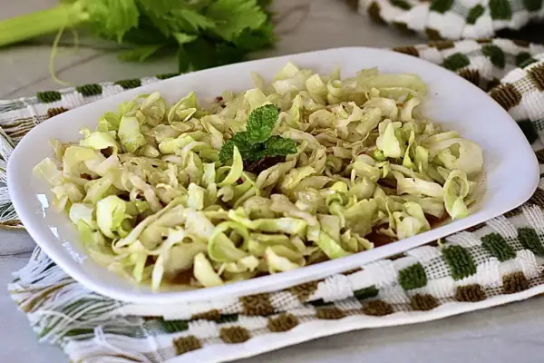 Salade de chou émincé, garnie de menthe fraîche. Une option salade peu calorique, légère et savoureuse.
