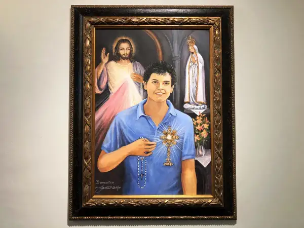 Obraz przedstawia błogosławionego Carlo Acutisa z monstrancją, w tle Jezus Miłosierny i Matka Boża.