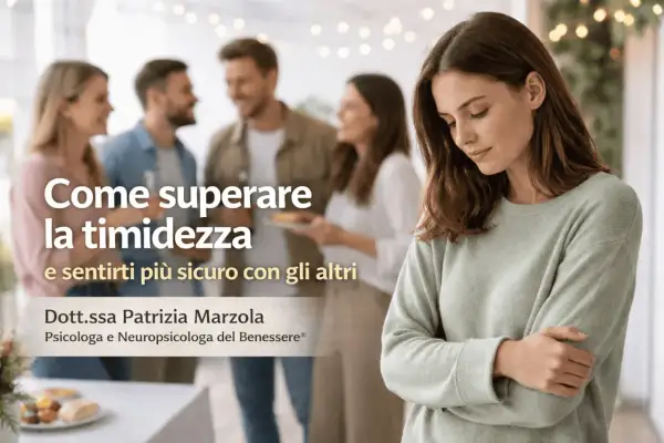 Una donna timida si sente esclusa da un gruppo di amici sorridenti. Impara come superare la timidezza e sentirti più sicuro con gli altri.