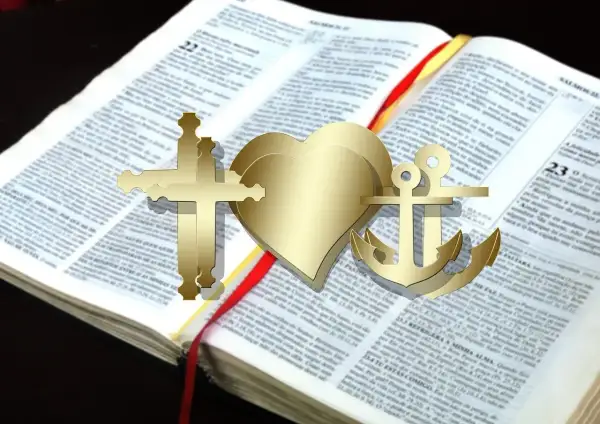 Złoty krzyż jerozolimski, serce i kotwica na otwartej Biblii. Symbol wiary, nadziei i miłości.