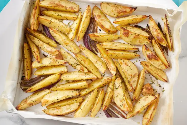 Patate al forno dorate e croccanti, condite con erbe aromatiche. Perfette per 10 ricette con le patate veloci e gustose.