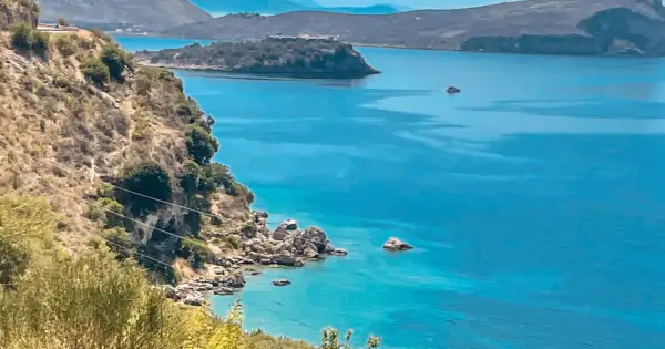 Malownicze wybrzeże w Lukowej, Albania, z turkusową wodą i skalistymi klifami.