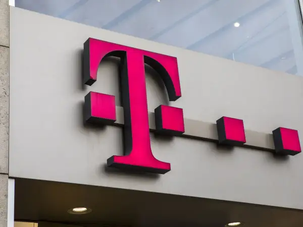 Logo T-Mobile z różowymi kwadratami. 80332 co to za numer? To kod pocztowy, który może być związany z lokalizacją tej firmy.