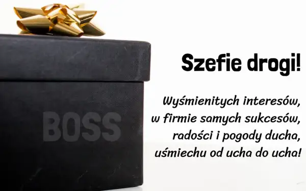 Czarny prezent z napisem BOSS i złotą kokardą, obok tekst: "Szefie drogi! Wyśmienitych interesów, w firmie samych sukcesów, radości i pogody ducha, uśmiechu od ucha do ucha!" - idealne śmieszne życzenia dla szefa na wesoło.