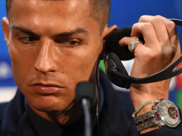 Cristiano Ronaldo luce un reloj de 2 millones de dólares, incrustado de diamantes y rubíes, mientras se prepara para una entrevista.