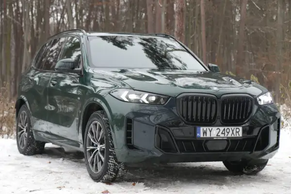 Zielony BMW X5 2025 na śniegu, gotowy na zimowe wyzwania.