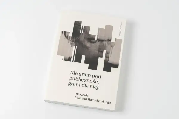 Okładka biografii "Nie gram pod publiczność, gram dla niej." Michała Ceglarka. To nie jest hagiografia, lecz opowieść o życiu Witolda Malcużyńskiego.