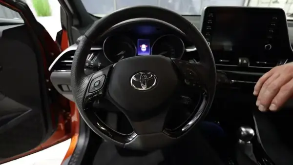 Jak włączyć czujniki parkowania Toyota CHR - proste rozwiązanie krok po kroku