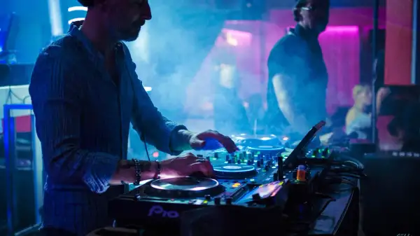 Jak znaleźć pracę jako DJ? Przewodnik po rynku i zarobkach