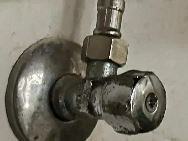 Metalowy zawór wody. Aby zakręcić wodę, obróć pokrętło w prawo.