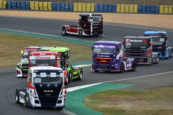Course de camions spectaculaire, les 24h camions en pleine action. Plusieurs bolides colorés s'affrontent sur le circuit.