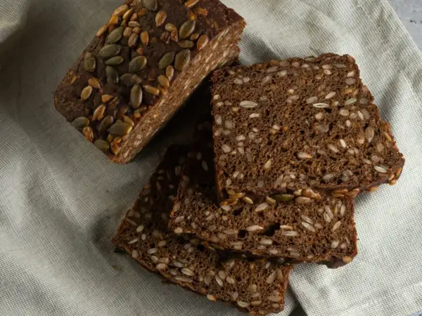 Dunkles Vollkornbrot mit vielen Kernen und Samen. Ein ideales Brot zum Abnehmen, das gut sättigt.