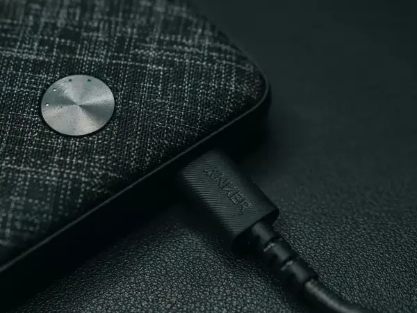 Szukasz idealny powerbank do samolotu? Ten Anker z wskaźnikiem naładowania to świetny wybór na podróż.