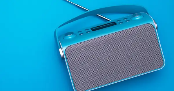 Turkusowe radio DAB, co to za nowoczesne urządzenie? Elegancki design, antena i głośnik.
