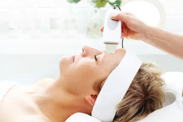 Peeling kawitacyjny: Odkryj sekret gładkiej cery bez bólu!