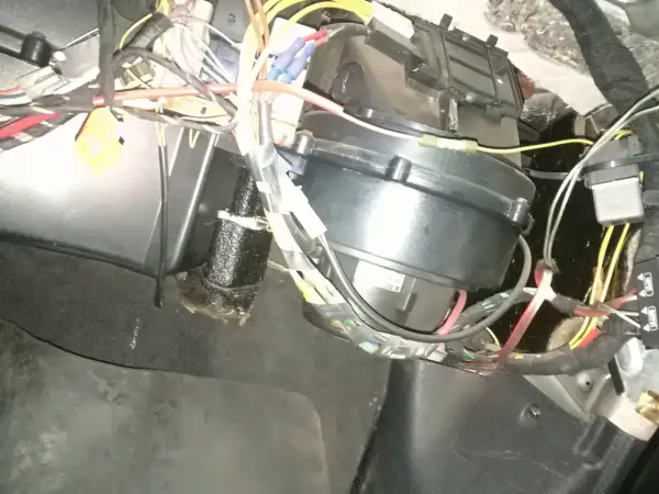 W Audi A4 B5 zawór nagrzewnicy znajduje się za panelem deski rozdzielczej, blisko dmuchawy.