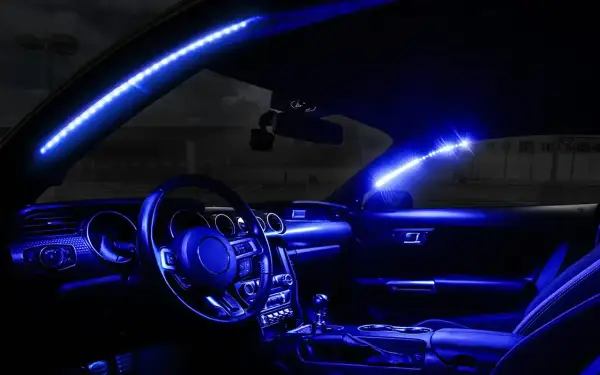 Intérieur de voiture illuminé par des bandes LED bleues, parfait pour installer un éclairage d'ambiance.