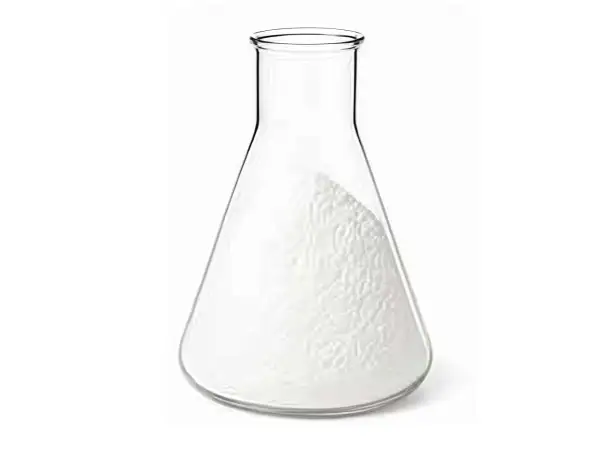 Flacon Erlenmeyer contenant une poudre blanche, rappelant le danger potentiel des polyphosphates dans certaines applications.