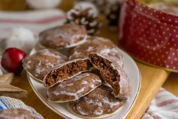 Saftige Lebkuchen, perfekt für jedes Lebkuchen Rezept. Einer ist aufgeschnitten und zeigt die feine Krume.
