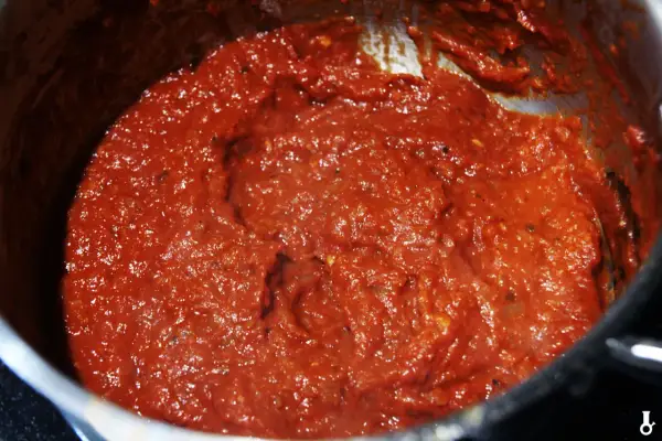 Gęsty, aromatyczny sos pomidorowy do pizzy, gotowy do użycia. Idealny wybór, jeśli zastanawiasz się, jaki sos pomidorowy do pizzy wybrać.