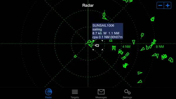 Schermo radar con simboli di navi e informazioni AIS sul traffico marittimo.